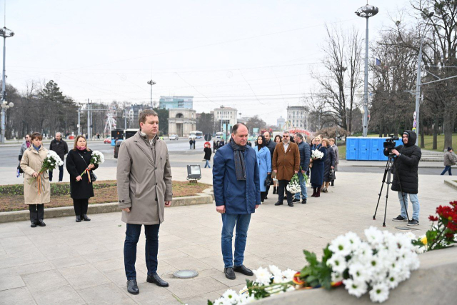Conducerea Primăriei Chișinău a depus flori la monumentul domnitorului Ștefan cel Mare și Sfânt și la Complexul Memorial „ETERNITATE”, în semn de comemorare a celor căzuți în luptele de pe Nistru